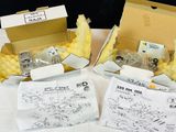 deux boîtes de nourriture posées sur une table