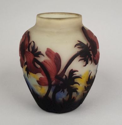 un vase orné d'une image de fleur