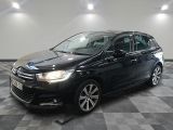 la voiture noire est garée sur un sol en damier dans le garage