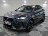 une voiture grise garée dans un garage au sol en damier