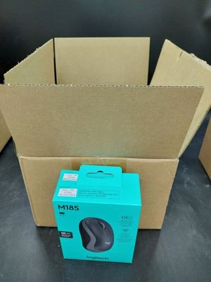 trois boîtes contenant chacune une souris, posées sur une table