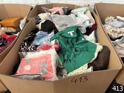 une boîte en carton remplie de vêtements et d'autres objets