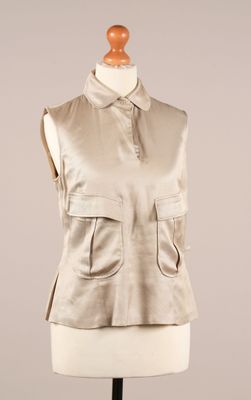un gilet beige pour femme sur un mannequin