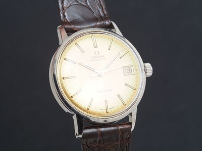 une image d'un gros plan d'une montre-bracelet sur un fond noir