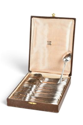 une boîte contenant un service de cuillères en argent