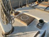 une photo du pont d'un bateau sur lequel se trouvent de nombreux objets