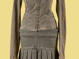 une veste en jean et une jupe plissée présentées sur un mannequin