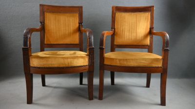 deux chaises en bois avec un revêtement jaune, revêtement jaune, revêtement jaune, revêtement jaune, revêtement jaune, revêtement jaune, revêtement jaune, revêtement jaune, revêtement jaune