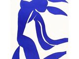 une image représentant une affiche bleue et blanche sur laquelle figure une femme en robe