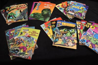 un grand nombre de bandes dessinées sur la table