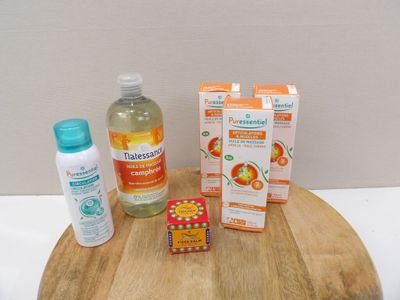 une planche en bois sur laquelle sont posés un flacon de liquide, un tube de dentifrice et une boîte de dentifrice