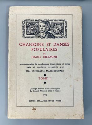 un vieux livre posé sur une table à côté d'une tasse de café
