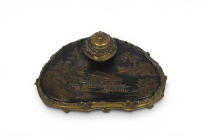 Encrier en bronze doré et bois laqué à l’imitation de la Chi…