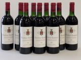 six bouteilles de vin rouge alignées sur une table