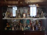 de nombreuses figurines exposées dans une vitrine