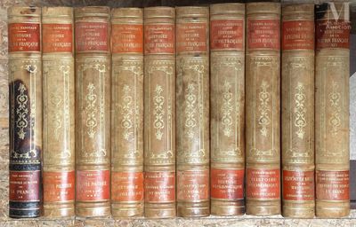 de nombreux livres anciens alignés sur une étagère