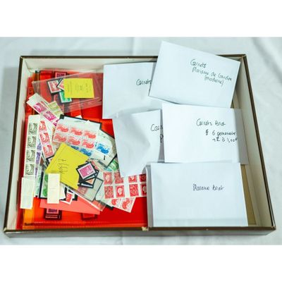 une boîte contenant de nombreux post-it