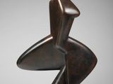 une image représentant une sculpture en bronze posée sur une surface blanche