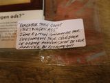 une étiquette apposée sur un aliment posé sur une table