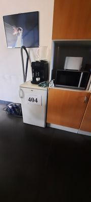 un micro-ondes et un four à micro-ondes dans une petite pièce