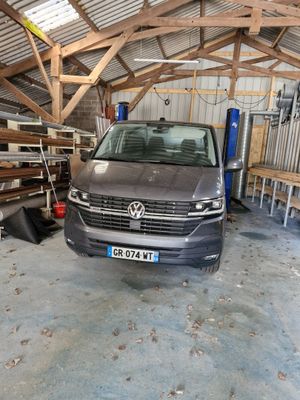 une voiture garée dans le garage d'un immeuble