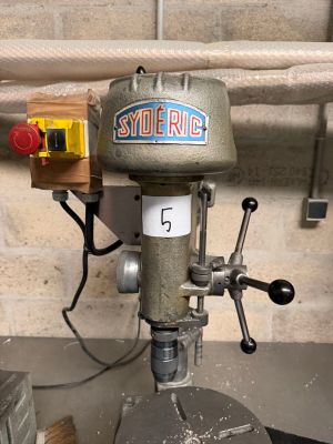 une machine posée sur une table