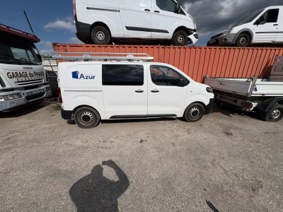 une camionnette blanche garée devant un camion