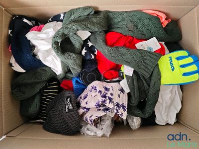 Lot d'environ 17 kg de vêtements, accessoires de diverses ta…