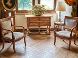 deux chaises et une table dans le coin d'une pièce