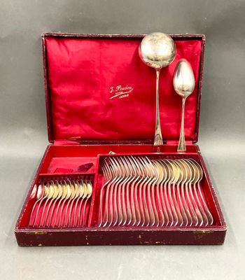 une boîte rouge contenant des couverts sur une table