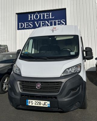 une camionnette blanche garée devant un bâtiment