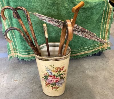 une tasse dans laquelle se trouvent tout un tas de parapluies