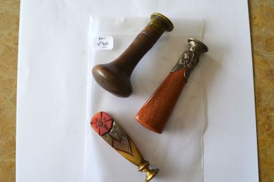 trois types différents de manches en bois dessinés sur une feuille de papier