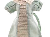 une photo d'une robe verte sur un mannequin, sur fond blanc