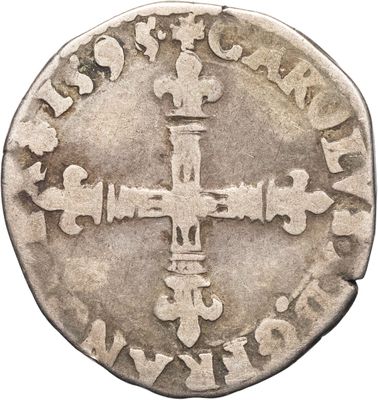 Gros plan sur une pièce de monnaie portant une croix