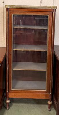 une vitrine en verre comportant deux étagères de chaque côté