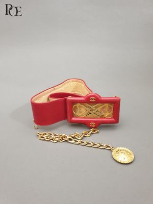 CHANEL, Ceinture en cuir rouge en métal doré
