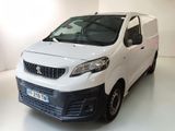 une camionnette blanche garée dans une pièce blanche