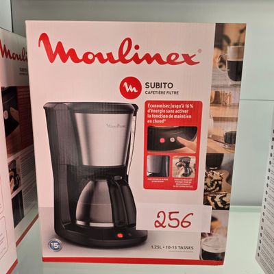 un carton contenant une cafetière, exposé dans un magasin
