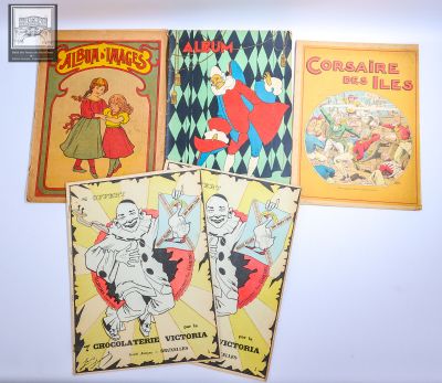 quatre livres pour enfants sont alignés sur une surface blanche