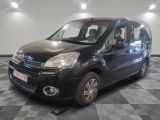 la photo d'une petite camionnette noire garée dans un garage