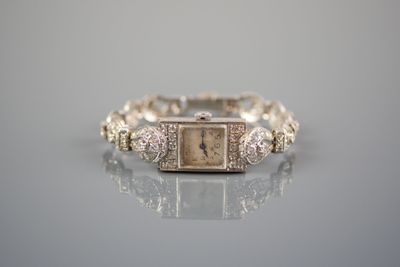 une photo d'une montre pour femme sertie de diamants