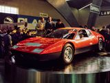 des personnes rassemblées autour d'une voiture de sport rouge exposée