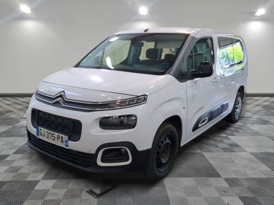 La camionnette blanche Citrole est garée sur un sol à damier.