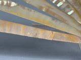 un gros plan sur un morceau de bois coupé en deux