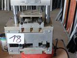 une machine posée sur une table