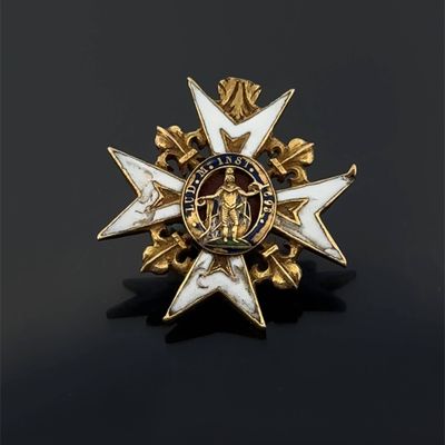un gros plan d'un insigne sur une surface noire