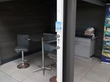 une photo d'une pièce avec une table et des chaises