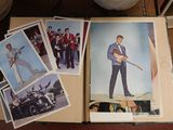 de nombreuses photos d'un homme en costume-cravate, assis à une table