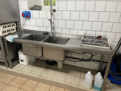une cuisine avec un évier, une cuisinière et un lave-vaisselle